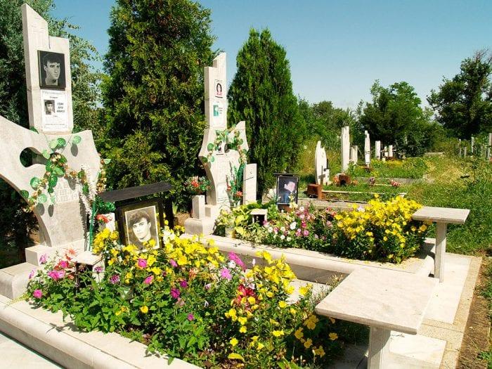 Цветя за гробища