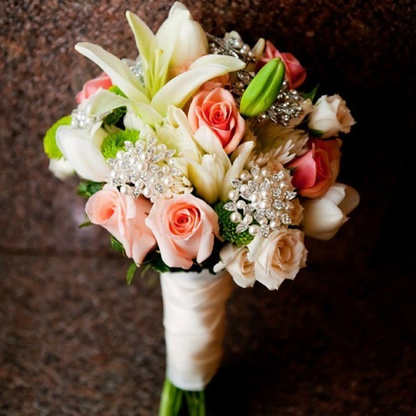Сватбен букет от лилии – идеи за снимки и инструкции за създаване със собствените си ръце